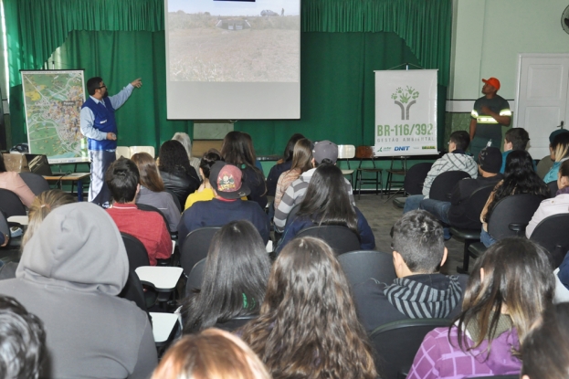 Palestra da Gestão Ambiental da BR-116/392 na Semana do Meio Ambiente para os estudantes do Colégio Municipal Pelotense.