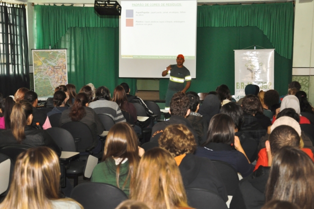 O Consórcio Contorno, responsável pelas obras do lote 1-B, apresentou sua palestra sobre a separação de resíduos sólidos.