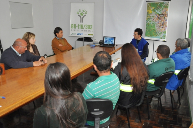 Equipe da Gestão Ambiental dialoga com encarregados e engenheiros sobre os resíduos durante as obras de duplicação.