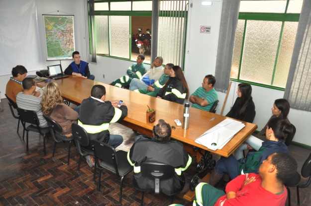 Equipe da Gestão Ambiental dialoga com encarregados e engenheiros sobre os resíduos durante as obras de duplicação.