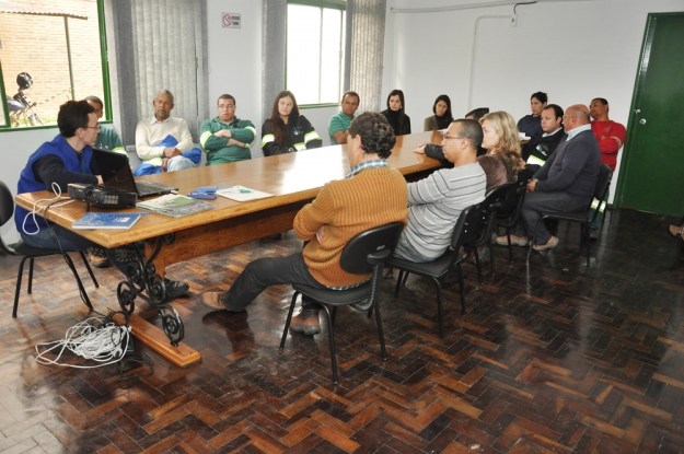 Equipe da Gestão Ambiental dialoga com encarregados e engenheiros sobre os resíduos durante as obras de duplicação.