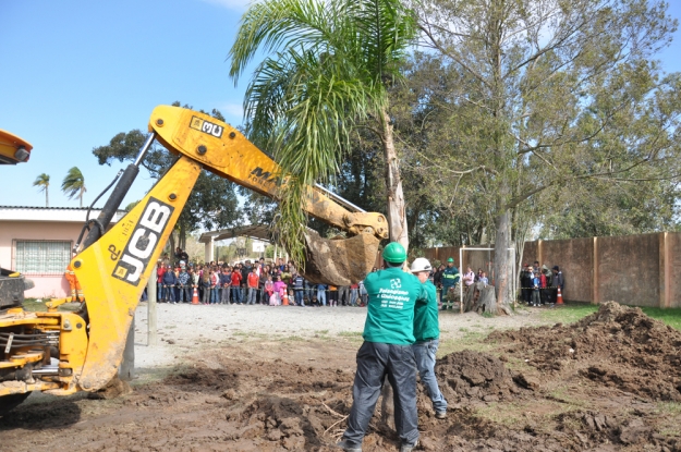 Plantio do Jerivá na E.M.E.F. Antônio Joaquim Dias, no turno da manhã