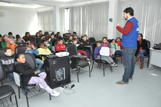 As crianças ouviram a palestra sobre os trabalhos desenvolvidos pela Gestão Ambiental