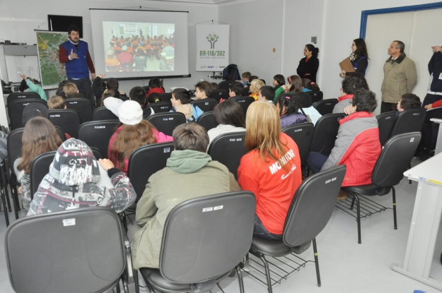 As crianças ouviram a palestra sobre os trabalhos desenvolvidos pela Gestão Ambiental