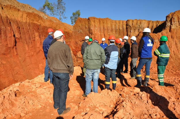 Equipe de Supervisão Ambiental e do Consórcio Contorno orientaram os alunos do curso de Agronomia durante atividade na jazida do lote 1B