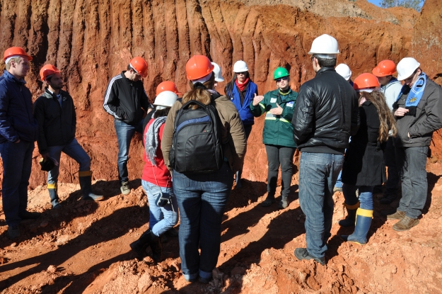 Equipe de Supervisão Ambiental e do Consórcio Contorno orientaram os alunos do curso de Agronomia durante atividade na jazida do lote 1B