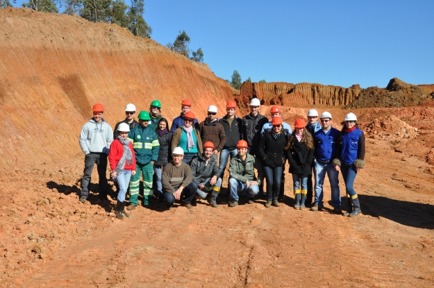 Equipe de Supervisão Ambiental e do Consórcio Contorno orientaram os alunos do curso de Agronomia durante atividade na jazida do lote 1B