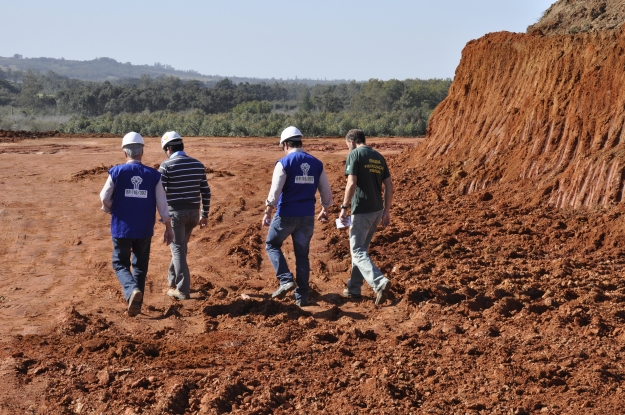 Equipe da Supervisão Ambiental acompanhando o IBAMA na jazida do Lote 1-A da BR-116.