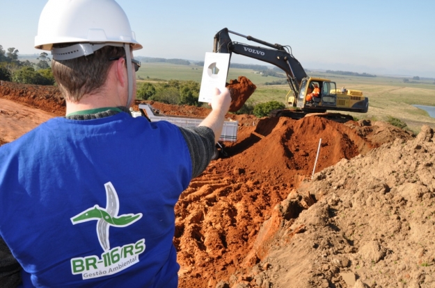 BR-116 - O supervisor ambiental monitora a qualidade do ar em jazida do lote 09
