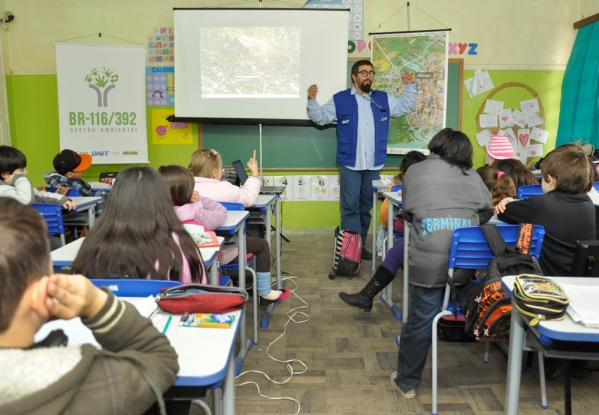 Atividade da Educação Ambiental na  E.E.E.F. Dr. Armando Fagundes, no turno da tarde