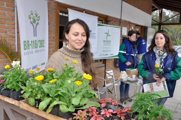 As equipes das Gestões Ambientais (STE S.A.) das obras de duplicação das BRs 116/RS (Guaíba a Pelotas) e 392/RS (Pelotas a Rio Grande) distribuíram flores e materiais informativos.