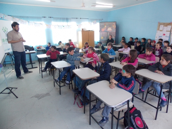 Atividade de Educação Ambiental com os estudantes da E.M.E.F. Ferreira Viana.