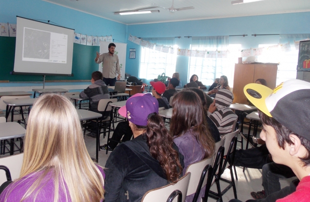 Atividade de Educação Ambiental com os estudantes da E.M.E.F. Ferreira Viana.