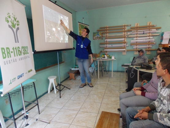 Atividade de Educação Ambiental com os estudantes da E.M.E.F. Ferreira Viana.