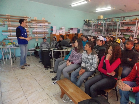 Atividade de Educação Ambiental com os estudantes da E.M.E.F. Ferreira Viana.