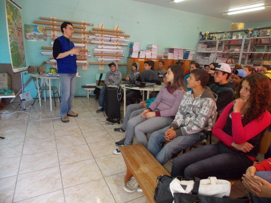 Atividade de Educação Ambiental com os estudantes da E.M.E.F. Ferreira Viana.