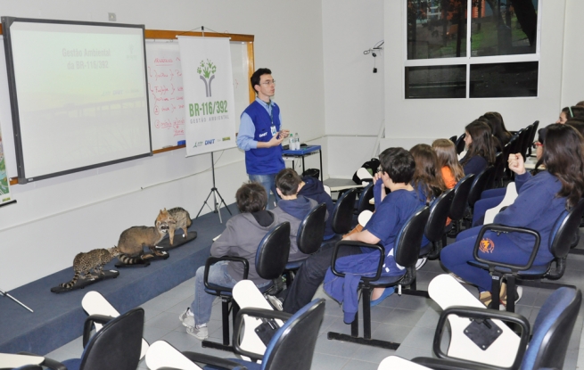 Animais taxidermizados são apresentados aos estudantes da Escola Mário Quintana.