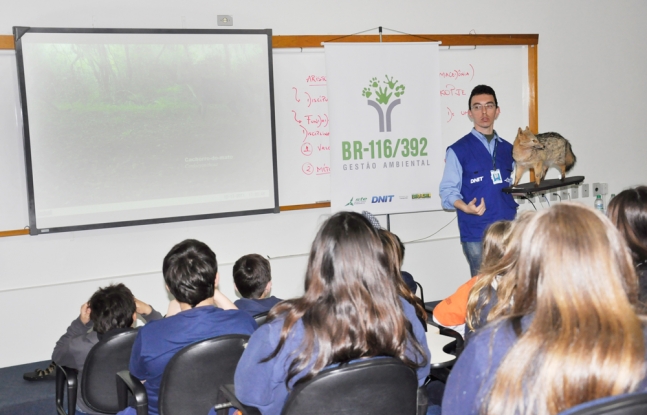 Animais taxidermizados são apresentados aos estudantes da Escola Mário Quintana.