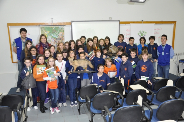 Animais taxidermizados são apresentados aos estudantes da Escola Mário Quintana.