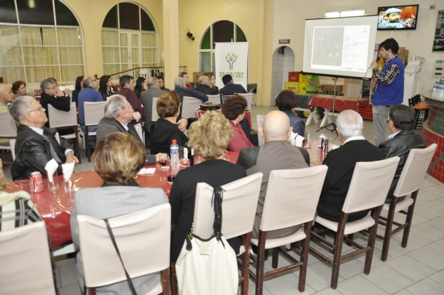 Coordenador do Programa de Comunicação Social e Educação Ambiental, Cauê Canabarro, apresentou o trabalho da Gestão Ambiental para mais de 60 leões .