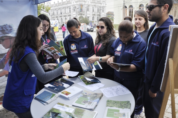 No estande da Gestão Ambiental foram distribuídos  materiais educativos, como o Jogo do Passa-Bicho, história em quadrinhos Mão-pelada: Por um punhado de butiás e desenhos para colorir.
