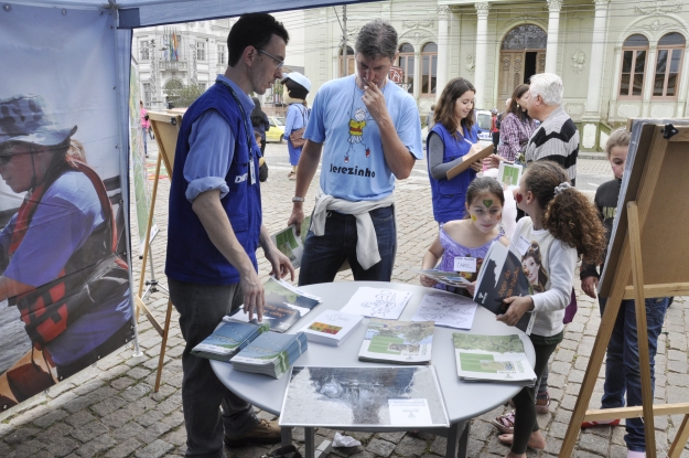 A Gestão Ambiental distribuiu materiais educativos, como o Jogo do Passa-Bicho, história em quadrinhos Mão-pelada: Por um punhado de butiás e desenhos para colorir.