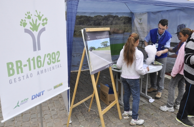 A Gestão Ambiental distribuiu materiais educativos, como o Jogo do Passa-Bicho, história em quadrinhos Mão-pelada: Por um punhado de butiás e desenhos para colorir.
