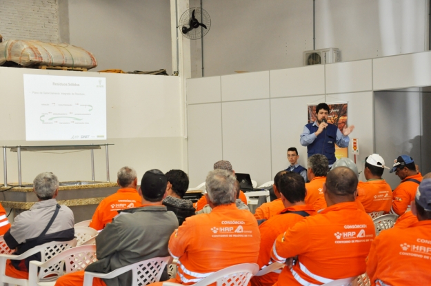 Descarte de resíduos sólidos foi pauta de palestra com colaboradores da construtora do lote 1-A.