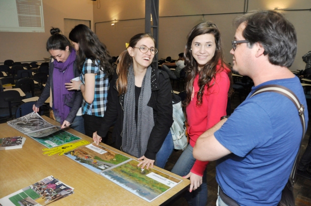 Exposição fotográfica e álbuns de fotos foram apresentados aos estudantes do curso de Comunicação Social da UCPel.