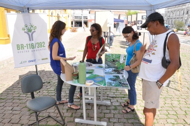Público que circulou pela exposição fotográfica visitou o estande da Gestão Ambiental da BR-116/392.