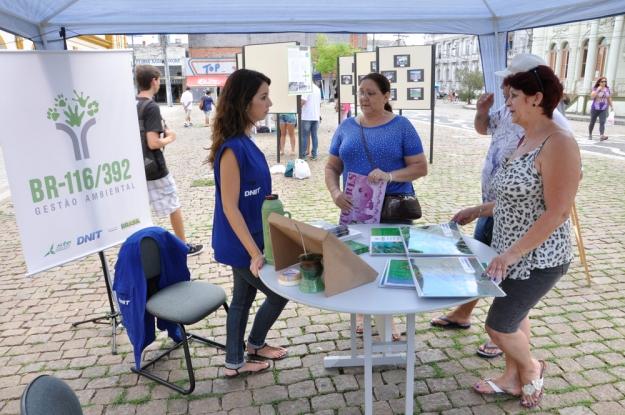 Público que circulou pela exposição fotográfica visitou o estande da Gestão Ambiental da BR-116/392.