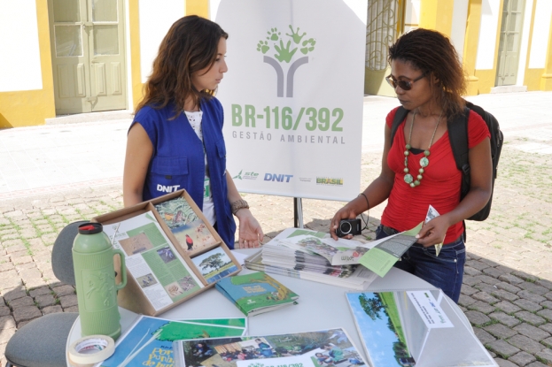 Público que circulou pela exposição fotográfica visitou o estande da Gestão Ambiental da BR-116/392.