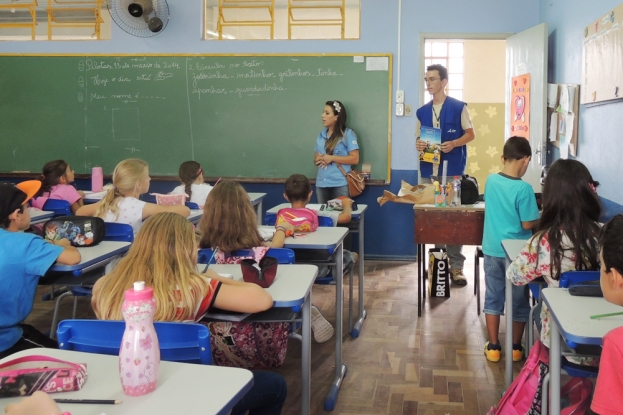 Distribuição dos álbuns de figurinhas da HAP-CONVAP nas escolas do Contorno de Pelotas.