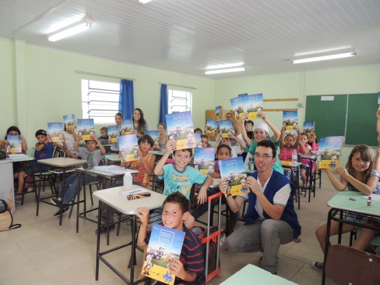 Distribuição dos álbuns de figurinhas da HAP-CONVAP nas escolas do Contorno de Pelotas.