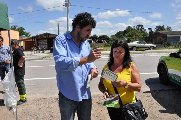 Atividade em conjunto da Gestão Ambiental da BR-116/392 e Ecosul para orientar os usuários da rodovia quanto à travessia na BR-392.