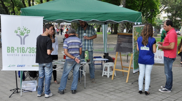 Equipe da Gestão Ambiental da BR-116/392 na atividade do Dia Mundial da Água na praça Coronel Pedro Osório, em Pelotas.