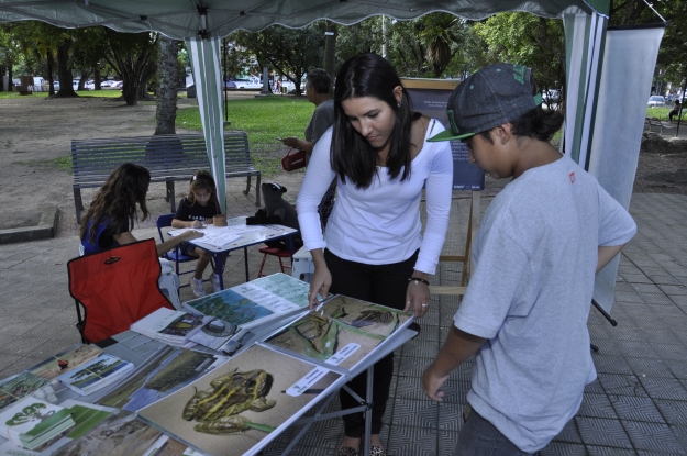 Equipe da Gestão Ambiental da BR-116/392 na atividade do Dia Mundial da Água na praça Coronel Pedro Osório, em Pelotas.