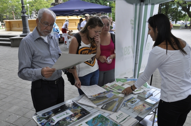 Equipe da Gestão Ambiental da BR-116/392 na atividade do Dia Mundial da Água na praça Coronel Pedro Osório, em Pelotas.