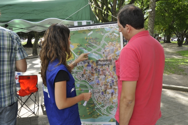 Equipe da Gestão Ambiental da BR-116/392 na atividade do Dia Mundial da Água na praça Coronel Pedro Osório, em Pelotas.