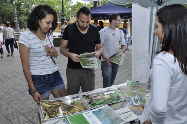 Equipe da Gestão Ambiental da BR-116/392 na atividade do Dia Mundial da Água na praça Coronel Pedro Osório, em Pelotas.