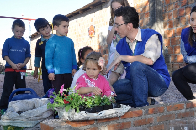 Atividade de Educação Ambiental na Escola Profª Daura Ferreira Pinto no Dia Mundial da Educação.