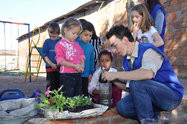 Atividade de Educação Ambiental na Escola Profª Daura Ferreira Pinto no Dia Mundial da Educação.