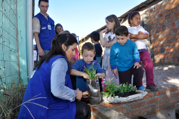 Atividade de Educação Ambiental na Escola Profª Daura Ferreira Pinto no Dia Mundial da Educação.