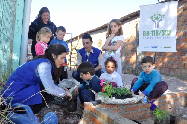 Atividade de Educação Ambiental na Escola Profª Daura Ferreira Pinto no Dia Mundial da Educação.