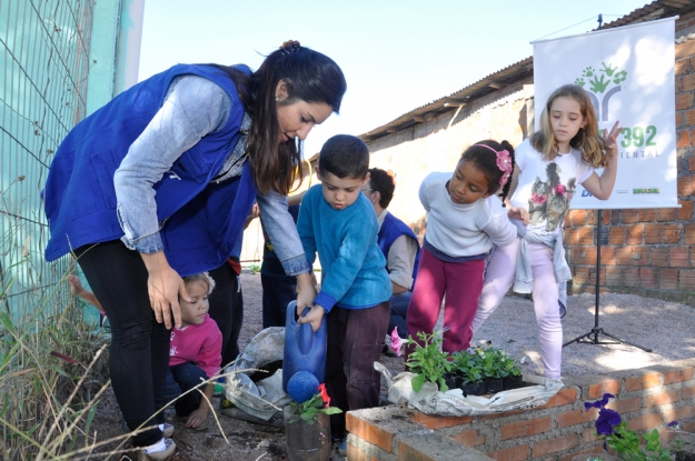 Atividade de Educação Ambiental na Escola Profª Daura Ferreira Pinto no Dia Mundial da Educação.