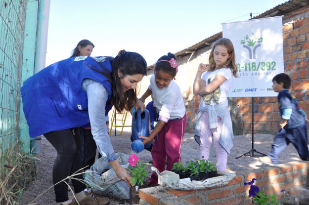 Atividade de Educação Ambiental na Escola Profª Daura Ferreira Pinto no Dia Mundial da Educação.