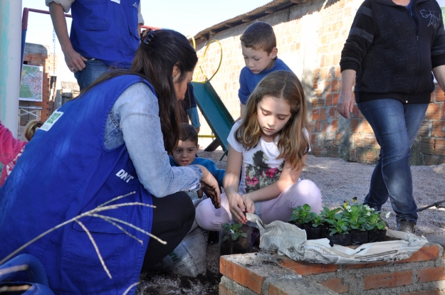 Atividade de Educação Ambiental na Escola Profª Daura Ferreira Pinto no Dia Mundial da Educação.