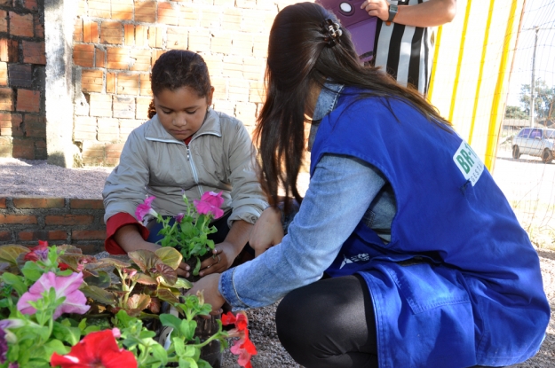 Atividade de Educação Ambiental na Escola Profª Daura Ferreira Pinto no Dia Mundial da Educação.