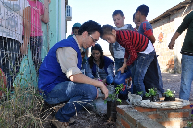 Atividade de Educação Ambiental na Escola Profª Daura Ferreira Pinto no Dia Mundial da Educação.