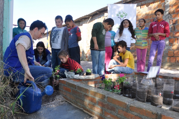 Atividade de Educação Ambiental na Escola Profª Daura Ferreira Pinto no Dia Mundial da Educação.